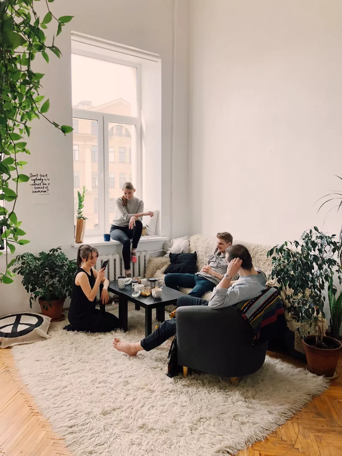 Espace de travail partagé lumineux, ponctué de plantes et de fauteuils